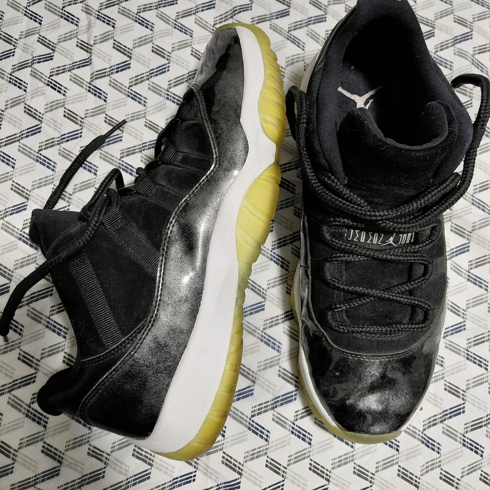 Jordan Black and Yellow Sneakers - Picture 6 of 8